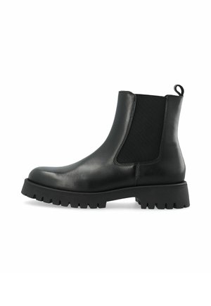 Bottine Chelsea en cuir noir avec empiècement latéral élastique, languette à talon et semelle épaisse à crampons.