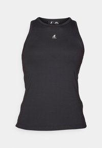 Svart ribbet tanktopp med høy hals og ermeløs design. Har en liten logo på brystet og en tettsittende silhuett.
