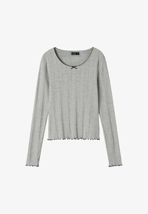 Jasnoszara, prążkowana bluzka z długim rękawem, z czarnymi falistymi krawędziami, małą czarną kokardką przy okrągłym dekolcie i lekko skróconym dołem.