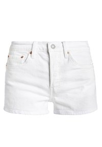 Pantalones cortos de denim blanco con una cintura alta, diseño de cinco bolsillos, cierre de botón metálico simple y una textura ligeramente desgastada.