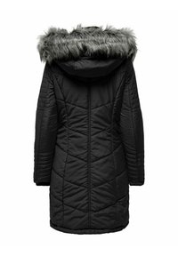 Long manteau d'hiver matelassé noir avec capuche attachée bordée de fausse fourrure grise, vu de dos sur fond blanc.