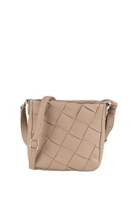 Borsa a tracolla in pelle beige con un motivo trapuntato, forma rettangolare, chiusura con zip e tracolla regolabile con accenti in hardware dorato.