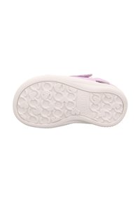 Kinderschuh mit einer weißen Gummisohle, die ein herzförmiges Profil aufweist, einem weichen lilafarbenen Obermaterial und doppelten Klettverschlüssen für leichtes An- und Ausziehen.