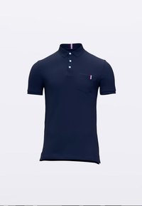 Polo majica tamnoplave boje od glatkog tkanja, s ovratnikom, tri dugmeta, džepom na prsima i malim trobojnim detaljem na džepu.