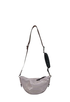 Bolso bandolera pequeño y brillante de color morado claro con correa ajustable de color marrón oscuro y un pequeño monedero negro con cremallera unido.