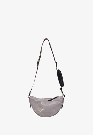 Petit sac bandoulière brillant violet clair avec bandoulière réglable marron foncé et petite pochette noire zippée attachée.
