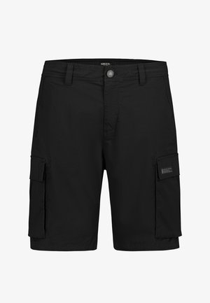Schwarze, knielange Cargo-Shorts mit Frontknopf, Gürtelschlaufen, seitlichen Klappentaschen und einem kleinen Etikett an der rechten Tasche.