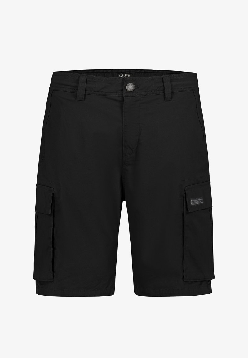 Schwarze, knielange Cargo-Shorts mit Frontknopf, Gürtelschlaufen, seitlichen Klappentaschen und einem kleinen Etikett an der rechten Tasche.