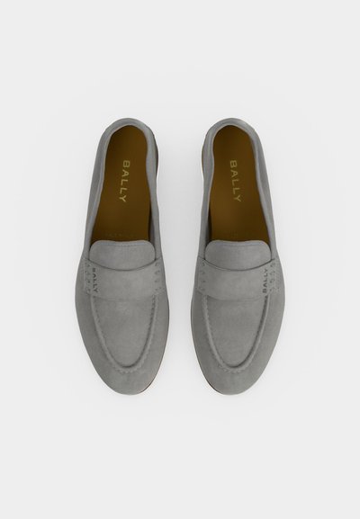 Paire de mocassins en daim gris à bout arrondi avec détail de couture, avec le nom de la marque Bally sur la semelle intérieure et la bride.