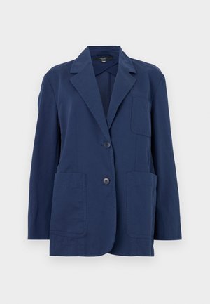 Marineblazer i let stof, med notch-krave, to store forlommer og to-knaps lukning. Glat tekstur med subtil glans.