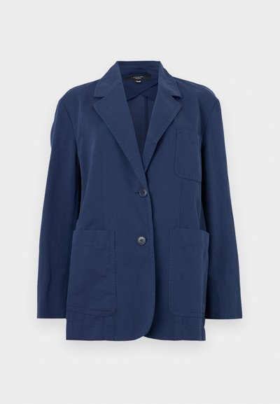 Blazer navy en tissu léger, avec un col cranté, deux grandes poches avant et une fermeture à deux boutons. Texture lisse avec un subtil éclat.