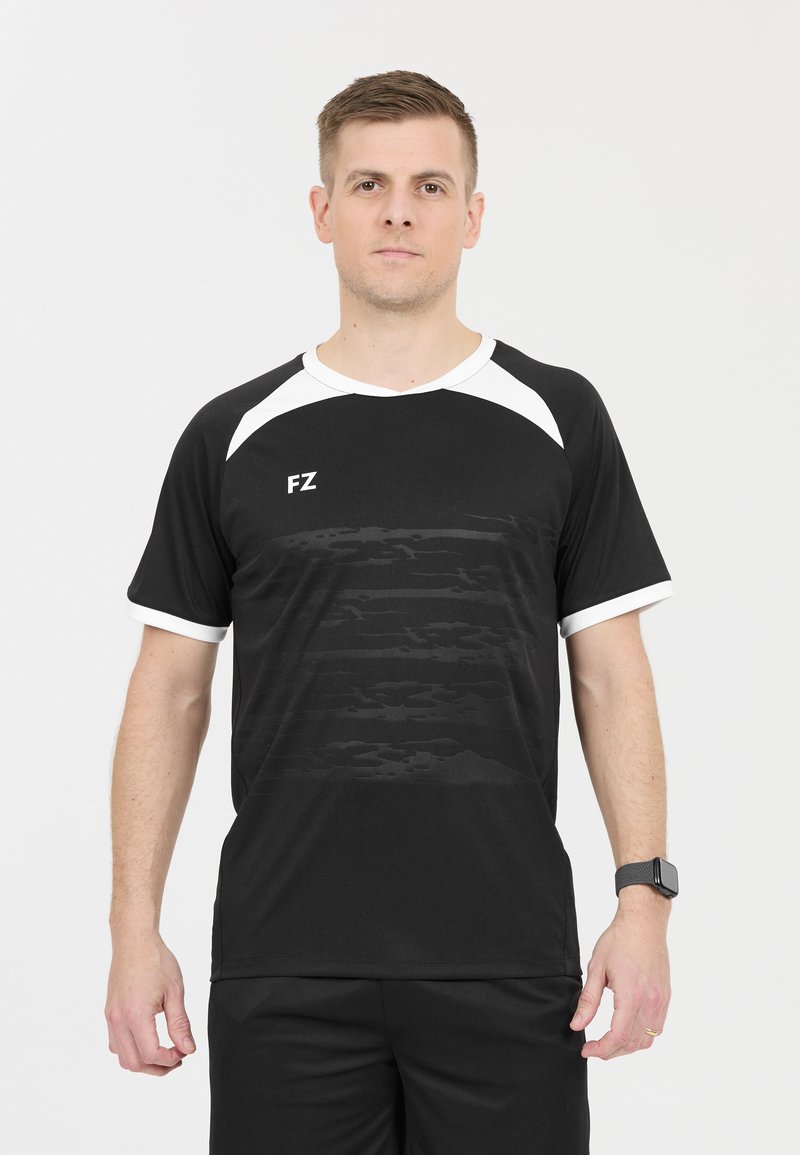 Svart atletisk skjorta med vita accenter, korta ärmar och v-ringning. Har ett texturerat, tonalt mönster över framsidan. Varumärkeslogotypen "FZ" visas.