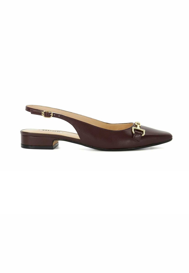 Burgundy læder slingback sko med spids tå, lille blokhæl og guldtonet spænde. Glat tekstur og elegant design.