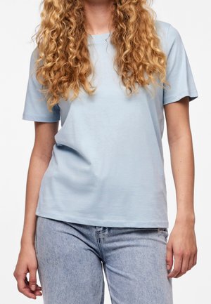 Lichtblauw katoenen T-shirt met korte mouwen, ronde hals, losse pasvorm en een gladde textuur, gecombineerd met medium-was denim jeans.
