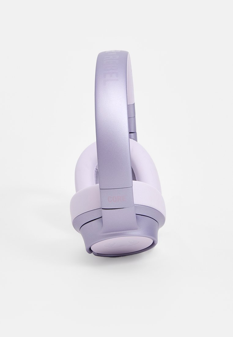 Lichtpaarse hoofdtelefoon met gewatteerde oorkussens, een matte afwerking van de hoofdband en logo-details. Voorzien van verstelbare scharnieren en ronde bedieningsknoppen.