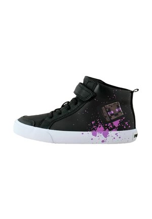 Baskets montantes en matière synthétique noire avec un motif éclaboussé violet, dotées d'une bride en velcro et d'une semelle en caoutchouc blanche.