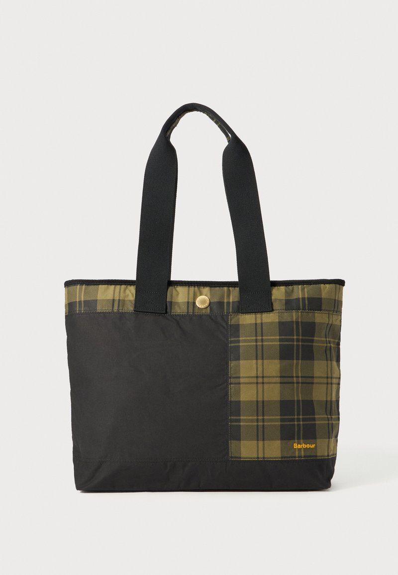 Saco tote preto com painel xadrez oliva, feito de material durável, apresentando duas alças robustas e um fecho de pressão para um acesso seguro.