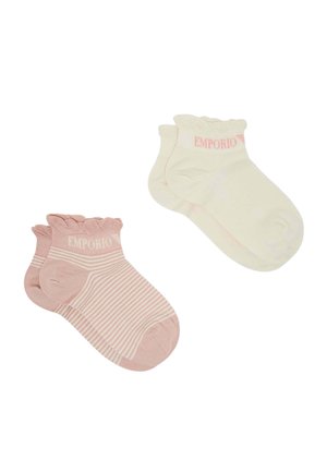 Due paia di calzini alla caviglia, uno di colore crema uniforme e uno a righe rosa e bianche, entrambi con bordi arricciati e marchio "EMPORIO".
