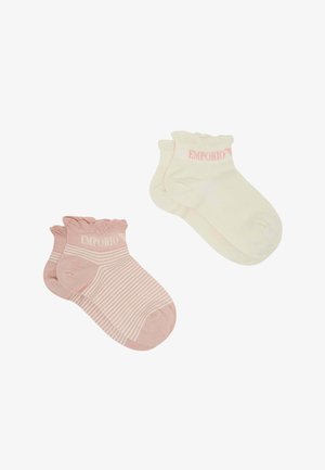 Due paia di calzini alla caviglia, uno di colore crema uniforme e uno a righe rosa e bianche, entrambi con bordi arricciati e marchio "EMPORIO".