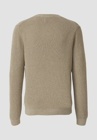 Gebreide trui in een gedempt beige kleur, met een klassieke ronde hals en geribde manchetten en zoom. Gelaagd stof met een eenvoudig ontwerp.