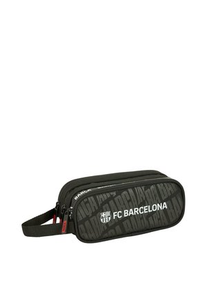 Czarny piórnik FC Barcelona z dwoma komorami na zamek i bocznym paskiem, z logo klubu i powtarzającym się wzorem tekstu "BARCA".