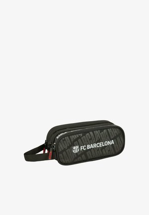 Czarny piórnik FC Barcelona z dwoma komorami na zamek i bocznym paskiem, z logo klubu i powtarzającym się wzorem tekstu "BARCA".