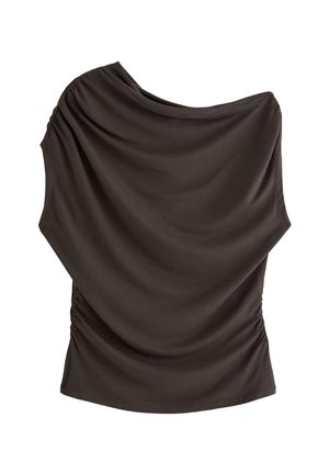 Tummanruskea yläosa, jossa olkapäät paljastava malli, laskostettu kangas ja sivulla ryppyjä, valmistettu sileästä, joustavasta materiaalista.