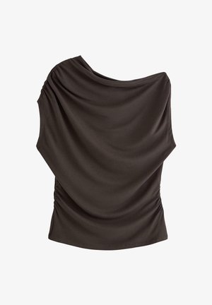 Tummanruskea yläosa, jossa olkapäät paljastava malli, laskostettu kangas ja sivulla ryppyjä, valmistettu sileästä, joustavasta materiaalista.