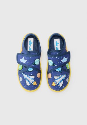 Scarpe in tessuto blu con tema spaziale, caratterizzate da un design di razzi, suole gialle e cinturini regolabili. Accenti planetari colorati in tutto.