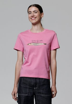 Lichtroze katoenen t-shirt met korte mouwen, voorzien van een geprint visontwerp en de tekst "Nördliche Sardelle" eronder.