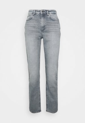 Jean en denim gris avec une coupe droite, taille haute, cinq poches et un léger délavage. Dispose d'une fermeture par bouton et de passants pour ceinture.