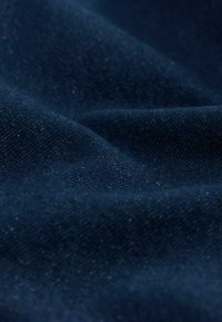 Tessuto intrecciato blu navy con una superficie testurizzata e una leggera lucentezza, caratterizzato da pieghe morbide e lisce e una trama leggermente spessa.