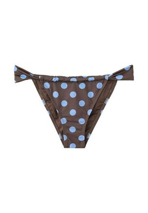 Bas de maillot de bain marron avec des pois bleu clair et des liens latéraux sur un fond blanc.