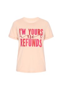 Ferskenfarvet t-shirt lavet af bomuld med korte ærmer. Har fed pink og rød tekst, der siger "JEG ER DIN, ingen REFUND" i forskellige skrifttyper.