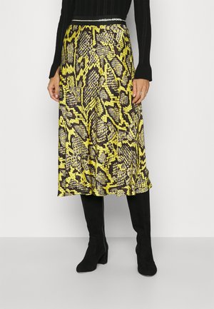 Gelber und schwarzer Schlangen-Print-Midirock mit glatter Textur, ausgestattet mit einem taillierten Bund und einer fließenden Silhouette. Schwarze kniehohe Stiefel getragen.