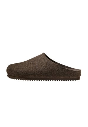 Brun filt slip-on træskosko med lukket rundet tå og struktureret gummisål mod en hvid baggrund.