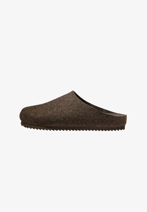 Brun filt slip-on træskosko med lukket rundet tå og struktureret gummisål mod en hvid baggrund.