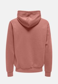 Rosa pink hoodie med snor i hætten, blød tekstur, ribbede manchetter og kant, samt et simpelt, udekoreret design. Bagfra set.