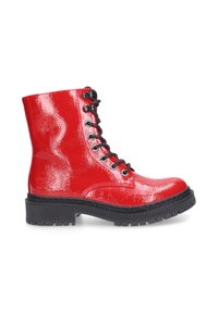 Rote Lackleder-Stiefelette mit strukturiertem Finish, schwarzen Schnürsenkeln und Gummisohle. Verfügt über eine robuste, geriffelte Sohle für Stabilität.