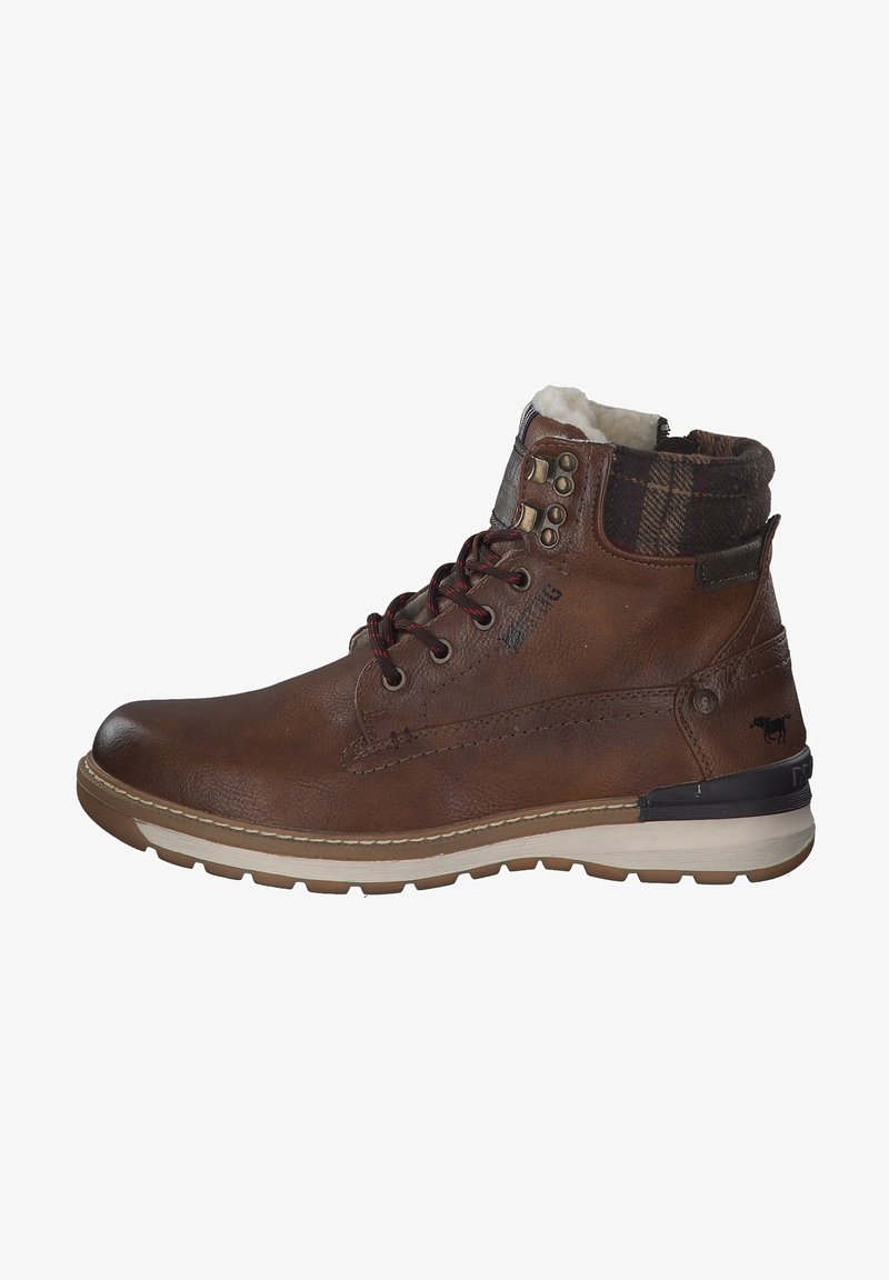 Hnědé kožené kotníkové boty s strukturovaným povrchem, límcem z kostkované tkaniny, kovovými očky a gumovou podešví s kontrastní bílou mezipodešví.