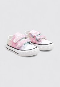 Zapatillas de Velcro con un patrón en degradado de rosa y azul, que cuentan con una suela y puntera de goma blanca, y acentos negros en la suela.