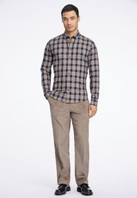 Lindbergh ULTRA SOFT CHECKED LS - Camisa - dk sand