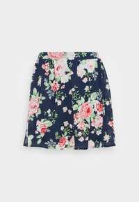Saia floral com um fundo azul-marinho, apresentando grandes rosas cor-de-rosa e folhas verdes. Feita de um tecido leve com design pregueado.