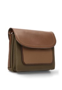 Bolso de mano de cuero marrón con un panel frontal texturizado en color verde oliva, cierre de solapa y detalle de costura en contraste. Forma rectangular compacta.
