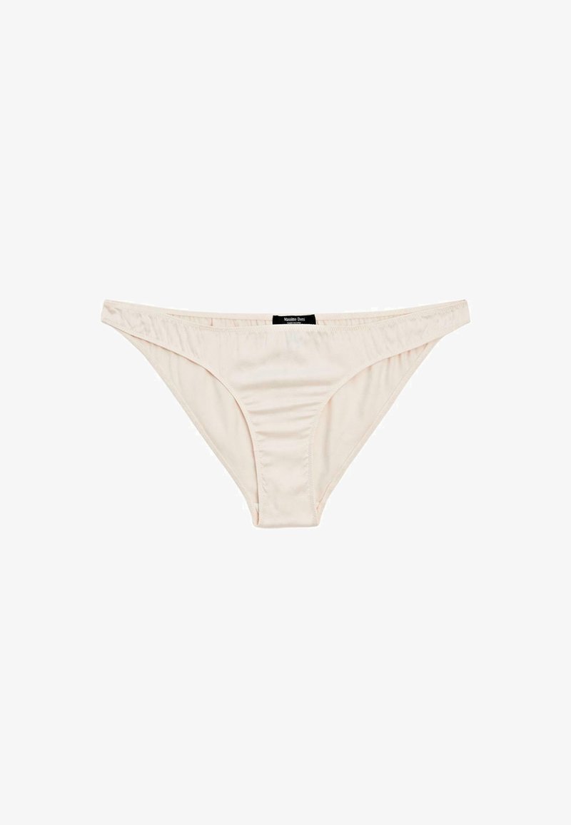 Intimo da donna in stile bikini beige, realizzato in un tessuto liscio, con una piccola etichetta nera del marchio al centro della cintura.
