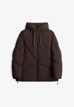 Bruine pufferjas met capuchon, voorzien van een diamantvormig gestikte ontwerp, rits aan de voorkant en verstelbare trekkoorden aan de onderkant.