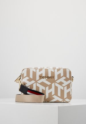Rektangulær beige og hvid mønstret Tommy håndtaske med gyldent logo og aftagelig beige rem med sorte og røde detaljer.