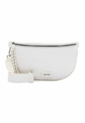 Biała skórzana torebka na ramię z zamkiem błyskawicznym u góry, teksturowanym wykończeniem, plecionymi akcentami na pasku oraz metalowymi detalami.