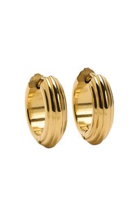 Złote kolczyki koła z ryflowanym wzorem, gładką teksturą i polerowanym wykończeniem. Kolczyki wyposażone są w bezpieczne zapięcie.