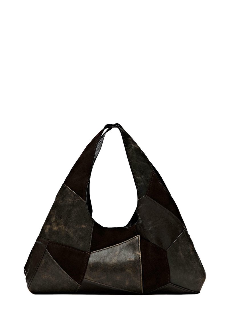 Sac hobo en cuir de teintes foncées, présentant un design patchwork asymétrique et une large sangle d'épaule arrondie.